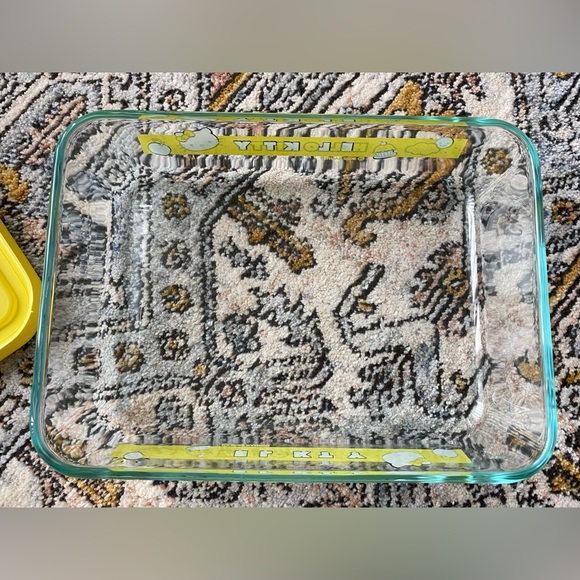 Pyrex x Hello Kitty Glass container with lid NWOT - Picture 4 of 10